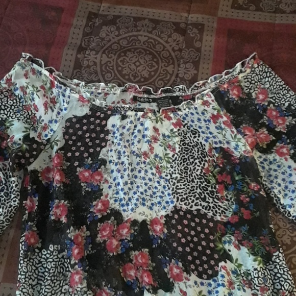Feather Off The Shoulder Floral Blouse (12) - Picture 2 of 7